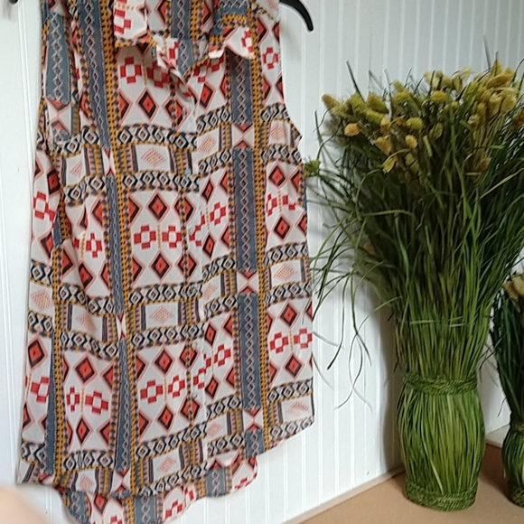 💥5 for $20💥Aztec print sheer  button top by H&M - Picture 4 of 4